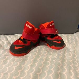 Like new hardly worn Nike shoes.